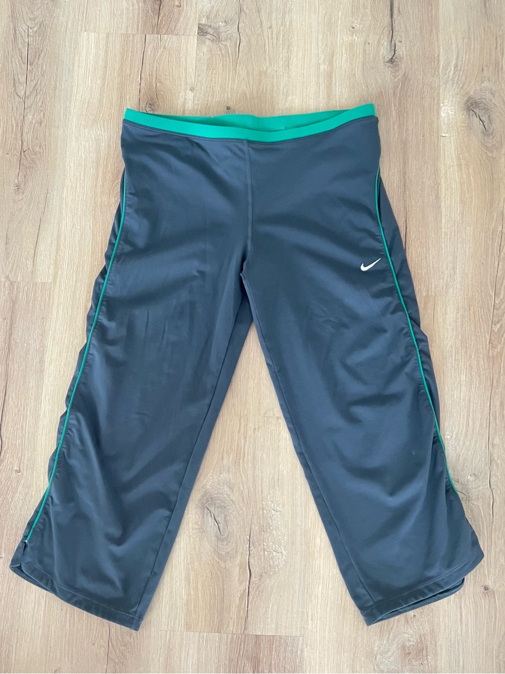 Vintage 2000s Y2K Nike Capri Leggings in gray with green side stripes waistband
